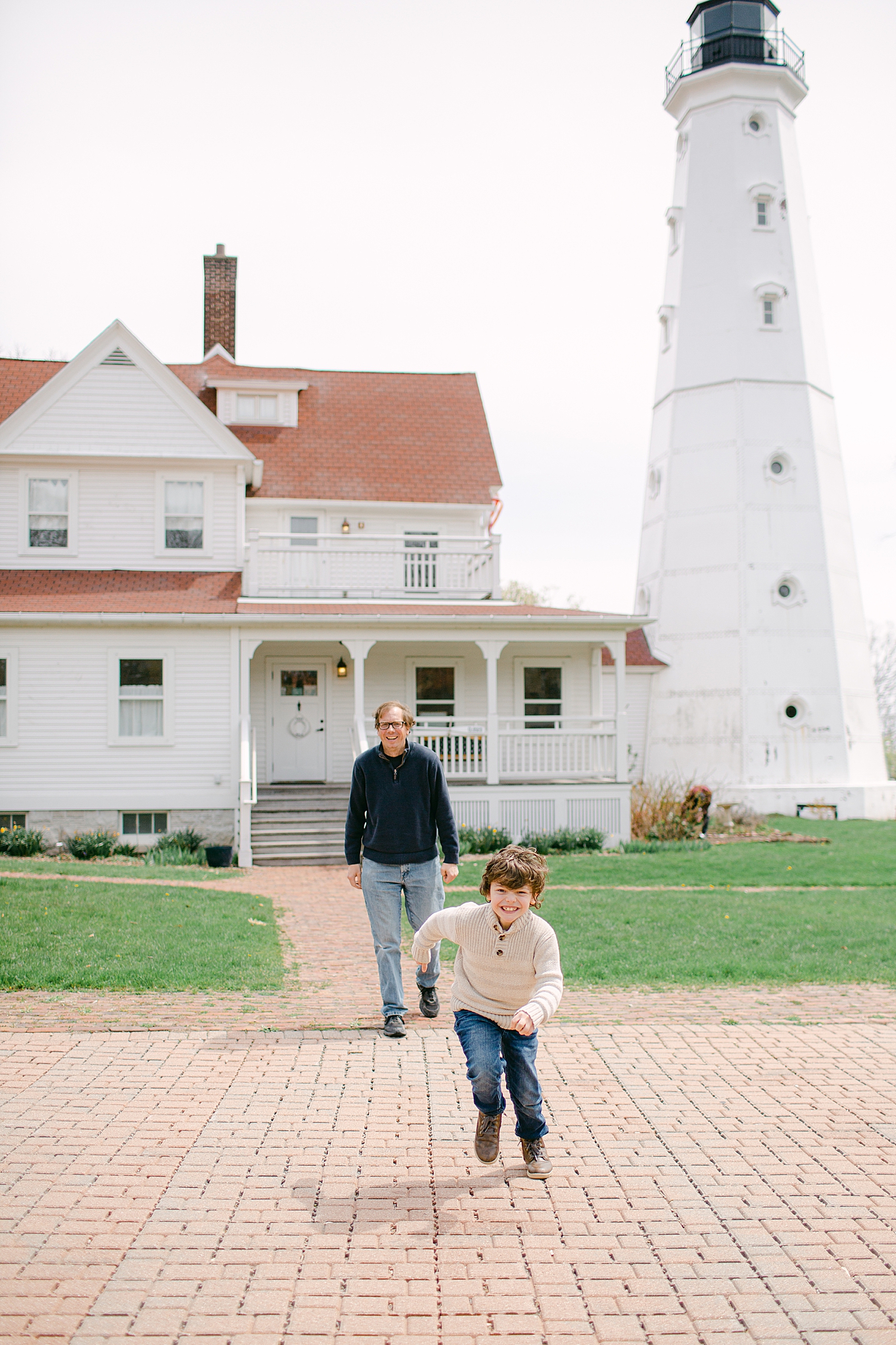 Family Photos at North Point Lighthouse in Lake Park, Upper East Side Milwaukee